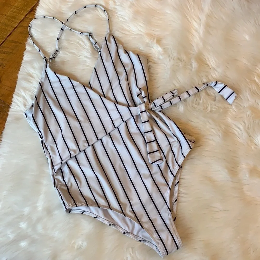 Cupshe one piece swimsuit White with stripes Size Medium